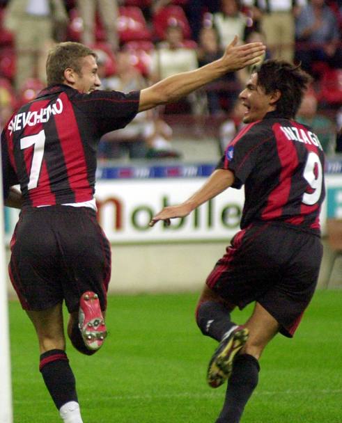 Inzaghi esulta con Shevchenko il 9 settembre 2001, giorno della sua prima rete ufficiale in rossonero, nel 5-2 alla Fiorentina. Ap